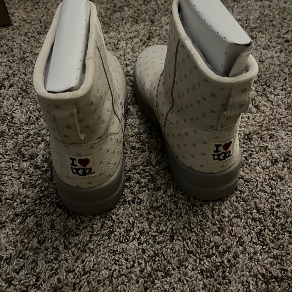 Brand New In Box UGGS BOOTS - Picture 5 of 5